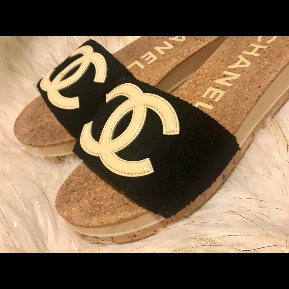 Chanel lovely slides Interlocking CC Logo  Patent leather and tweed❤️cork mules. - Picture 10 of 16